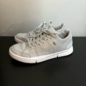 On Running The Roger Clubhouse Sneaker in Glacier/White. Size US 8. Grey. Used.